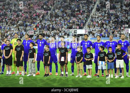La squadra argentina si prepara all'inno nazionale durante l'amichevole internazionale tra Argentina e Porto Rico al Chase Stadium il 14 ottobre 2025 a Fort Lauderdale, Florida. (Foto di JC Ruiz/Sipa USA) Foto Stock