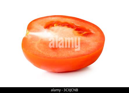 Un solo pomodoro rosso maturo a metà è isolato su sfondo bianco con percorso di ritaglio. Foto Stock