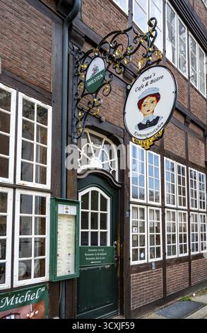 Insegna e ingresso all'Oma's Cafe and Bistro nel Krameramtsstuben, edificio storico, Krayenkamp, Neustadt, Amburgo Foto Stock