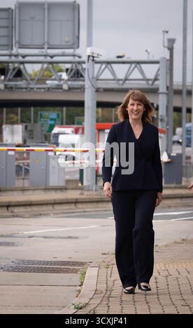 Cancelliere dello Scacchiere Rachel Reeves durante una visita al Dartford Crossing, nel Kent, dove ha discusso i piani per il nuovo Lower Thames Crossing con il direttore esecutivo del progetto in vista di un nuovo annuncio sulla riforma della pianificazione. Data foto: Lunedì 13 ottobre 2025. Foto Stock