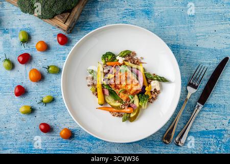 Filetto di salmone scottato servito con cereali e verdure di stagione Foto Stock
