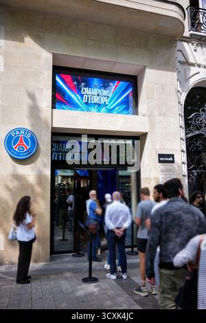 Persone che visitano il negozio Paris Saint-Germain a Parigi, Francia, 2 giugno 2025 Foto Stock