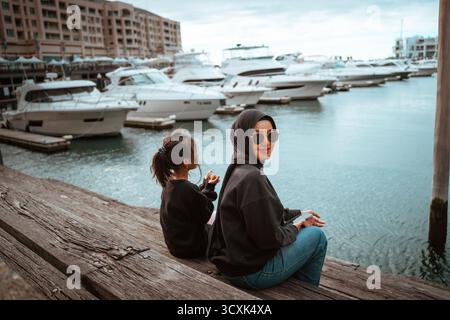 Momenti sereni alla Marina: Madre e bambino godono della vista Foto Stock