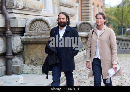 Amburgo, Germania. 15 ottobre 2025. Christina Block, ristoratrice e imprenditrice tedesca, e il suo avvocato Ingo Bott partecipano al processo contro C. Block per presunto rapimento di minori. Il processo contro Block, tra gli altri, riguarda il presunto rapimento di due dei figli di Block dalla Danimarca alla Germania la vigilia di Capodanno 2023/2024. Crediti: Georg Wendt/dpa/Alamy Live News Foto Stock