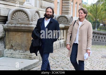 Amburgo, Germania. 15 ottobre 2025. Christina Block, ristoratrice e imprenditrice tedesca, e il suo avvocato Ingo Bott partecipano al processo contro C. Block per presunto rapimento di minori. Il processo contro Block, tra gli altri, riguarda il presunto rapimento di due dei figli di Block dalla Danimarca alla Germania la vigilia di Capodanno 2023/2024. Crediti: Georg Wendt/dpa/Alamy Live News Foto Stock