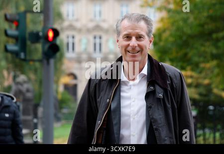 Amburgo, Germania. 15 ottobre 2025. Il co-ricorrente Stephan Hensel, ex marito e padre dei figli di C. Block, partecipa al processo contro C. Block per presunto rapimento di minori. Il processo contro Block, tra gli altri, riguarda il presunto rapimento di due dei figli di Block dalla Danimarca alla Germania la vigilia di Capodanno 2023/2024. Crediti: Georg Wendt/dpa/Alamy Live News Foto Stock