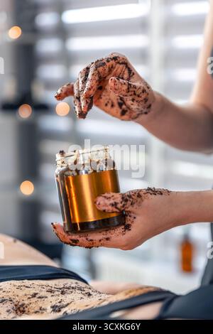 spennellare il vaso e la pelle durante il trattamento. Moderno centro benessere Foto Stock