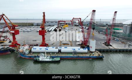 Sezioni della torre per turbine eoliche caricate presso Coastal Dock, Dongying, Shandong, Cina Foto Stock