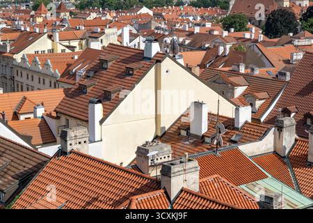 Vista sui tetti della città vecchia di Praga Foto Stock