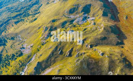 Primo piano con drone che mostra gli strati geologici e le formazioni rocciose della superficie di montagna Foto Stock