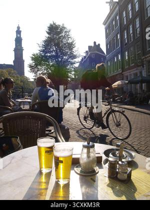 Amsterdam, Biergarten an einer Gracht // Amsterdam, Beer Garden lungo a Gracht *** Amsterdam, Beer Garden lungo a Gracht Amsterdam, Beer Garden lungo a Gracht Amsterdam, Beer Garden Foto Stock