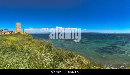 Vista della Torre Bizantina di San Paolo a Nea Fokaia, Calcidica, Grecia, vicino alla costa con mare turchese e paesaggio del villaggio. Foto Stock
