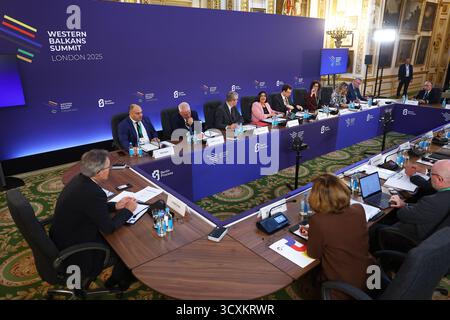 La segretaria di casa Shabana Mahmood (centro) inizia l'incontro mentre ospita le controparti dei Balcani occidentali durante il Summit dei Balcani occidentali alla Lancaster House di Londra. Data foto: Mercoledì 15 ottobre 2025. Foto Stock