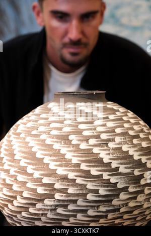 Battersea Evolution, Londra, Regno Unito. 15 ottobre 2025. Photo Call: Affordable Art Fair a Battersea Evolution. Crediti: Matthew Chattle/Alamy Live News Foto Stock