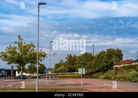 Parcheggio in piena luce del sole all'Heeley Retail Park, Sheffield Foto Stock