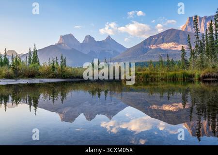 Risveglio mattutino e riflessi nelle Montagne Rocciose canadesi del fiume Bow, Canmore, Alberta, a ovest di Calgary. È noto per le cime scoscese lik Foto Stock