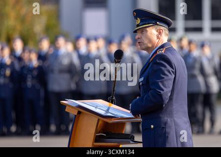 Indienststellungsappell der neuen Offizierschule der Luftwaffe, Roth, 15.10.2025 BrigadeGeneral Gero von Fritschen, Kommendeur Offiziersschule der Luftwaffe OSLw bei Seiner Ansprache an die Soldaten und Ehrengäste. Roth otto-Lilienthal-Kaserne Bayern Deutschland *** messa in servizio della nuova Air Force Officer School, Roth, 15 10 2025 Brigadier generale Gero von Fritschen, Commander Air Force Officer School OSLw durante il suo discorso ai soldati e agli ospiti d'onore Roth otto Lilienthal Kaserne Bayern Germania 20251015-286A0171-M4000 Foto Stock