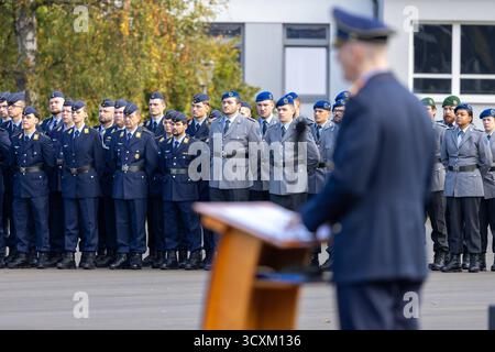 Indienststellungsappell der neuen Offizierschule der Luftwaffe, Roth, 15.10.2025 Soldaten hören der Ansprache von Generalleutnant Holger Neumann, Inspekteur Luftwaffe zu. Roth otto-Lilienthal-Kaserne Bayern Deutschland *** messa in servizio della nuova Air Force Officer School, Roth, 15 10 2025 soldati ascoltano il discorso del tenente generale Holger Neumann, ispettore dell'Aeronautica presso Roth otto Lilienthal Barracks Baviera Germania 20251015-286A0138-M4000 Foto Stock