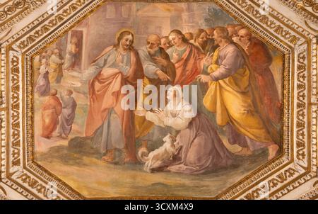 SALERNO, ITALIA - 6 OTTOBRE 2025: Affresco sul soffitto di Gesù donna che guarisce il sabato nella cripta della Cattedrale di San Matteo Foto Stock
