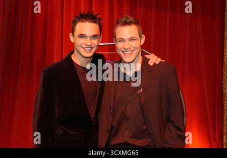 Gareth Gates e Will Young, finalisti di Pop Idol, appaiono al so Graham Norton Show, 6/2/02 Foto Stock