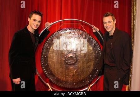 Gareth Gates e Will Young, finalisti di Pop Idol, appaiono al so Graham Norton Show, 6/2/02 Foto Stock