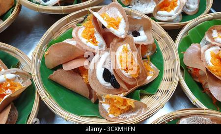 Crepe tailandesi nel cestino in tessuto Foto Stock