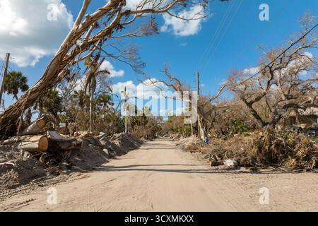 Conseguenze di un disastro naturale. Spazzatura proveniente da case gravemente danneggiate dopo l'uragano Milton. Mucchi di detriti sul lato della strada di Manasota Foto Stock