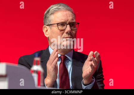 Liverpool, Regno Unito – 29 settembre 2025: Il primo ministro Sir Keir Starmer si è seduto al tavolo durante il discorso di apertura del Cancelliere Rachel Reeves il secondo giorno della Conferenza del partito laburista. Foto Stock