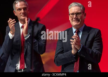 Liverpool, Regno Unito – 29 settembre 2025: Il primo ministro Sir Keir Starmer si è seduto al tavolo durante il discorso di apertura del Cancelliere Rachel Reeves il secondo giorno della Conferenza del partito laburista. Foto Stock