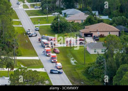Personale del servizio di emergenza che risponde all'incidente del monossido di carbonio sulla strada residenziale della Florida. Soccorritori che indagano sul rischio di incendio di Foto Stock
