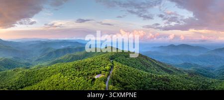 Il paesaggio di Mount Mitchell si affaccia sulla Blue Ridge Parkway nella stagione estiva. Strada del passo di montagna tra i monti Appalachi del North Carolina, Stati Uniti Foto Stock