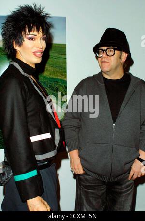 Elton John e Pete Burns della mostra fotografica Dead or Alive tenutasi al Barbican di Londra, 21 ottobre 2002. Foto Stock