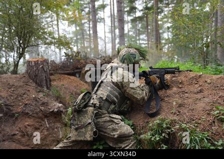 I soldati ucraini, che stanno ancora seguendo il loro corso di formazione per la leadership nell'ambito dell'operazione Interflex guidata dal Regno Unito, prendono parte all'addestramento di trincea condotto da membri delle guardie irlandesi in un campo di addestramento dell'esercito britannico nell'Inghilterra orientale. Data foto: Mercoledì 15 ottobre 2025. Foto Stock