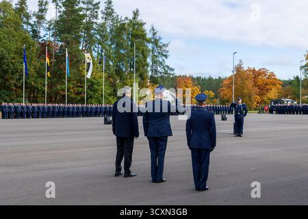 Indienststellungsappell der neuen Offizierschule der Luftwaffe, Roth, 15.10.2025 Meldung an Generalleutnant Holger Neumann, Inspekteur der Luftwaffe, im Beisein des Bayerischen Ministerpräsidenten Dr. Markus Söder während des Indienststellungsappells an der Offizierschule der Luftwaffe in Roth. IM Hintergrund stehen Die Formationen der Soldaten auf dem Appellplatz. Roth otto-Lilienthal-Kaserne Bayern Deutschland *** messa in servizio della nuova Air Force Officer School, Roth, 15 10 2025 messaggio al tenente generale Holger Neumann, ispettore dell'Aeronautica militare, alla presenza del bavarese Foto Stock