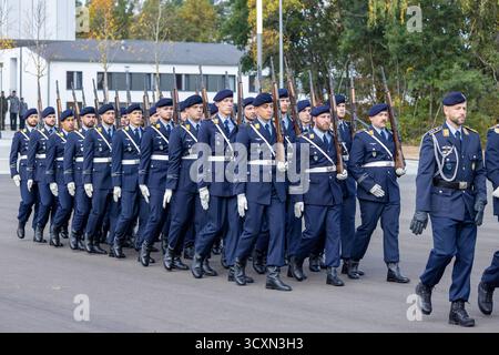 Indienststellungsappell der neuen Offizierschule der Luftwaffe, Roth, 15.10.2025 Ehrenformation des Wachbataillons der Bundeswehr während des Indienststellungsappells an der Offizierschule der Luftwaffe in Roth. Die Soldaten marschieren in Formation mit Gewehr und protokollarischer Uniform über den Appellplatz. Roth otto-Lilienthal-Kaserne Bayern Deutschland *** messa in servizio della nuova scuola di ufficiali dell'aeronautica militare, Roth, 15 10 2025 formazione d'onore del battaglione di guardia della Bundeswehr durante la chiamata di messa in servizio presso la scuola di ufficiali dell'aeronautica militare di Roth i soldati marciano per Foto Stock