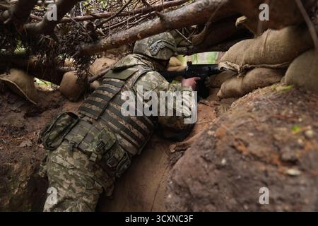 I soldati ucraini, che stanno ancora seguendo il loro corso di formazione per la leadership nell'ambito dell'operazione Interflex guidata dal Regno Unito, prendono parte all'addestramento di trincea condotto da membri delle guardie irlandesi in un campo di addestramento dell'esercito britannico nell'Inghilterra orientale. Data foto: Mercoledì 15 ottobre 2025. Foto Stock