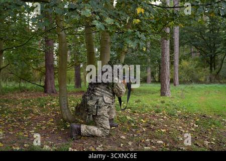 I soldati ucraini, che stanno ancora seguendo il loro corso di formazione per la leadership nell'ambito dell'operazione Interflex guidata dal Regno Unito, prendono parte all'addestramento di trincea condotto da membri delle guardie irlandesi in un campo di addestramento dell'esercito britannico nell'Inghilterra orientale. Data foto: Mercoledì 15 ottobre 2025. Foto Stock