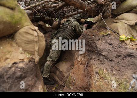 I soldati ucraini, che stanno ancora seguendo il loro corso di formazione per la leadership nell'ambito dell'operazione Interflex guidata dal Regno Unito, prendono parte all'addestramento di trincea condotto da membri delle guardie irlandesi in un campo di addestramento dell'esercito britannico nell'Inghilterra orientale. Data foto: Mercoledì 15 ottobre 2025. Foto Stock