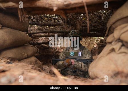 I soldati ucraini, che stanno ancora seguendo il loro corso di formazione per la leadership nell'ambito dell'operazione Interflex guidata dal Regno Unito, prendono parte all'addestramento di trincea condotto da membri delle guardie irlandesi in un campo di addestramento dell'esercito britannico nell'Inghilterra orientale. Data foto: Mercoledì 15 ottobre 2025. Foto Stock