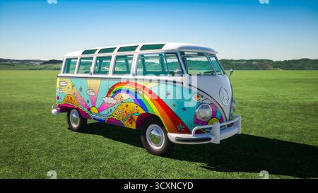 Furgone Volkswagen d'epoca con verniciatura psichedelica parcheggiato su un campo erboso sotto un cielo azzurro, illustrazione 3d. Foto Stock
