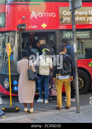 I pendolari fanno la fila per salire a bordo dell'autobus 149 operato da arriva on Bishopsgate nella City di Londra, Regno Unito, durante uno sciopero della metropolitana Foto Stock