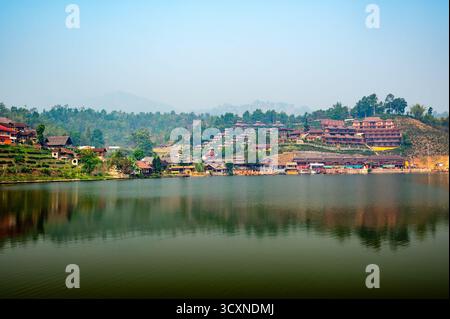 Ban Rak villaggio tailandese nel nord della Thailandia, sulle rive del lago Mae sa-nga Foto Stock