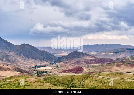 Ampia vista panoramica dell'altopiano di Chunkurchak in Kirghizistan sotto un cielo spettacolare e nuvoloso Foto Stock