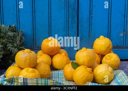 Marocco, Africa: La città Blu, limoni in vendita al mercato nei vicoli della medina di Chefchaouen (Chaouen), città fondata nel 1471 Foto Stock