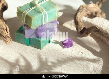 Cubi di sapone naturale sullo sfondo di elementi naturali. Artigianato e hobby. Cosmetici e bellezza. Prodotti ecocompatibili. Sfondo Foto Stock