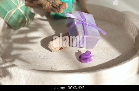 Cubi di sapone naturale sullo sfondo di elementi naturali. Artigianato e hobby. Cosmetici e bellezza. Prodotti ecocompatibili. Sfondo Foto Stock