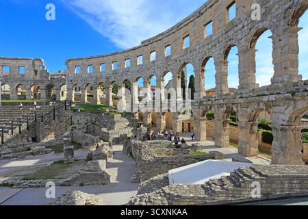 Antico anfiteatro romano popolarmente conosciuto come Arena, Pola, Istria, Croazia, Europa. Foto Stock