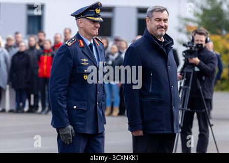 Indienststellungsappell der neuen Offizierschule der Luftwaffe, Roth, 15.10.2025 Generalleutnant Holger Neumann, Inspekteur der Luftwaffe, und der Bayerische Ministerpräsident Dr. Markus Söder stehen nebeneinander auf dem Appellplatz der Offiziersschule der Luftwaffe. Beide Persönlichkeiten beobachten das militärische Zeremoniell mit zufriedenem und konzentriertem Blick ein moment der politischen und militärischen Präsenz bei einer feierlichen Veranstaltung der Bundeswehr. Roth otto-Lilienthal-Kaserne Bayern Deutschland *** commissionamento appello nominale della nuova Air Force Officer School, Roth, 15 Foto Stock