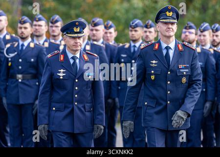 Indienststellungsappell der neuen Offizierschule der Luftwaffe, Roth, 15.10.2025 BrigadeGeneral Gero von Fritschen, Kommandeur der Offiziersschule der Luftwaffe OSLw, und Generalleutnant Holger Neumann, Inspekteur der Luftwaffe, schreiten im Gleichschritt über den Appellplatz. Beide tragen die dunkelblaue Uniform der Luftwaffe mit Rangabzeichen und Schirmmütze. Im Hintergrund stehen Offiziersanwärter in formazione. Die Szene vermittelt militärische Disziplin und Führungsverantwortung auf höchster Ebene. Roth otto-Lilienthal-Kaserne Bayern Deutschland *** messa in servizio della nuova Air F Foto Stock
