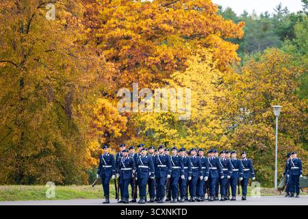 Indienststellungsappell der neuen Offizierschule der Luftwaffe, Roth, 15.10.2025 Soldaten und Offiziersanwärter der Luftwaffe Stehen in Reih und Glied auf dem Appellplatz der Offizierschule der Luftwaffe. Im Hintergrund ist herbstlich gefärbter Wald mit leuchtenden Gelb-, Orange- und Rottönen zu sehen. Einige Teilnehmer tragen Uniformen befreundeter Luftstreitkräfte, era auf eine internationale Beteiligung hinweist. Roth otto-Lilienthal-Kaserne Bayern Deutschland *** messa in servizio della nuova Air Force Officer School, Roth, 15 10 2025 soldati dell'Air Force e ufficiali cadetti stanno a Ran Foto Stock